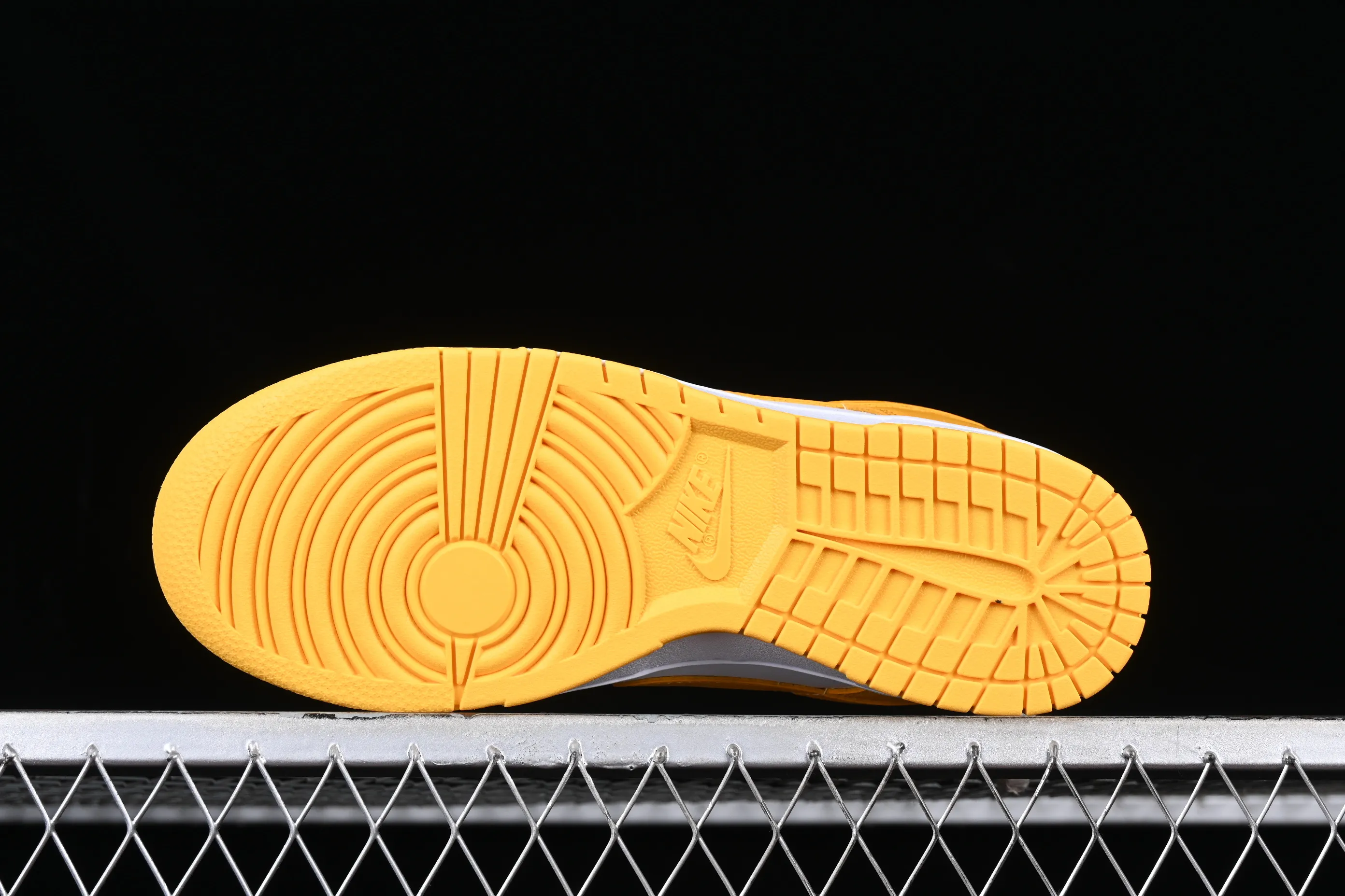 All categories Nk SB Dunk series Nk SB Dunk Low low-top sneakers Nk Dunk Low SB dunk series white and yellow color low-top casual sports skateboard shoes DD1503-800